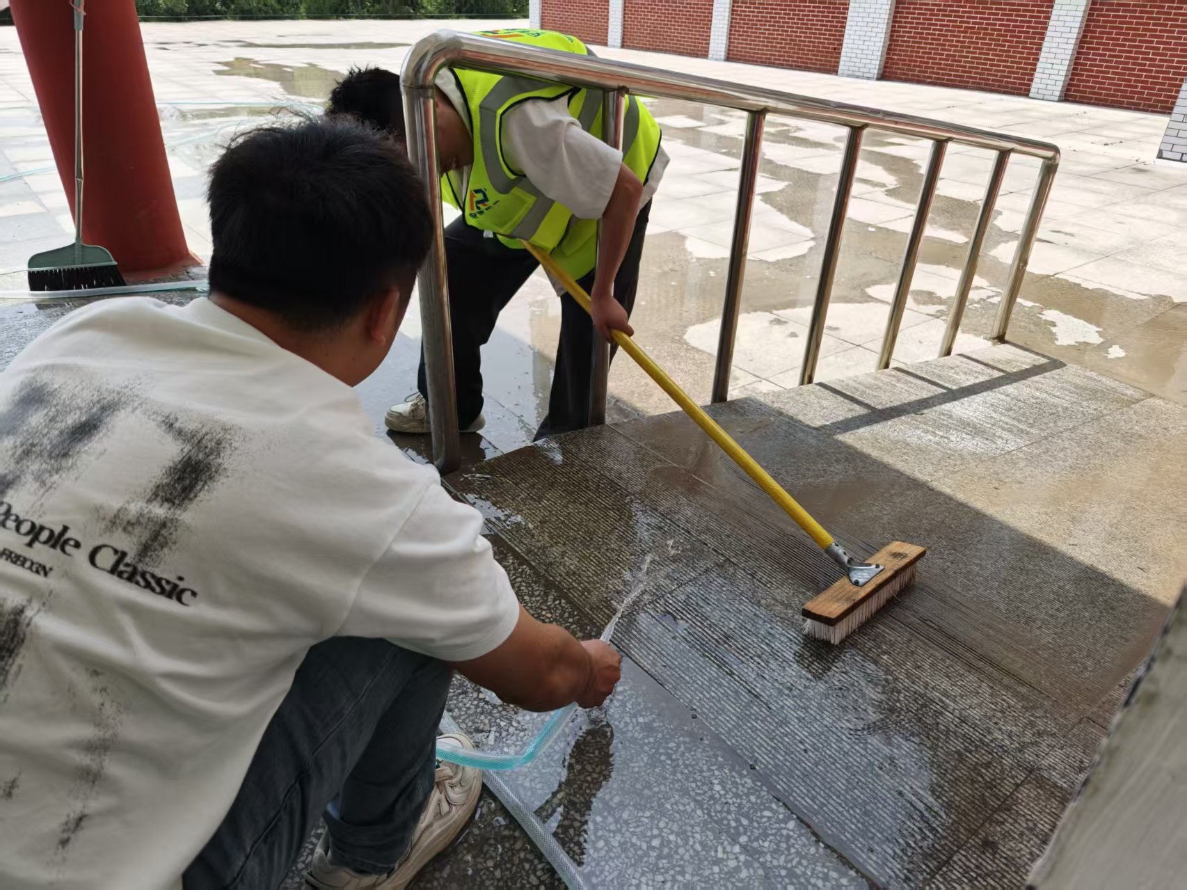 鄂州市长岭中学地面防滑施工现场