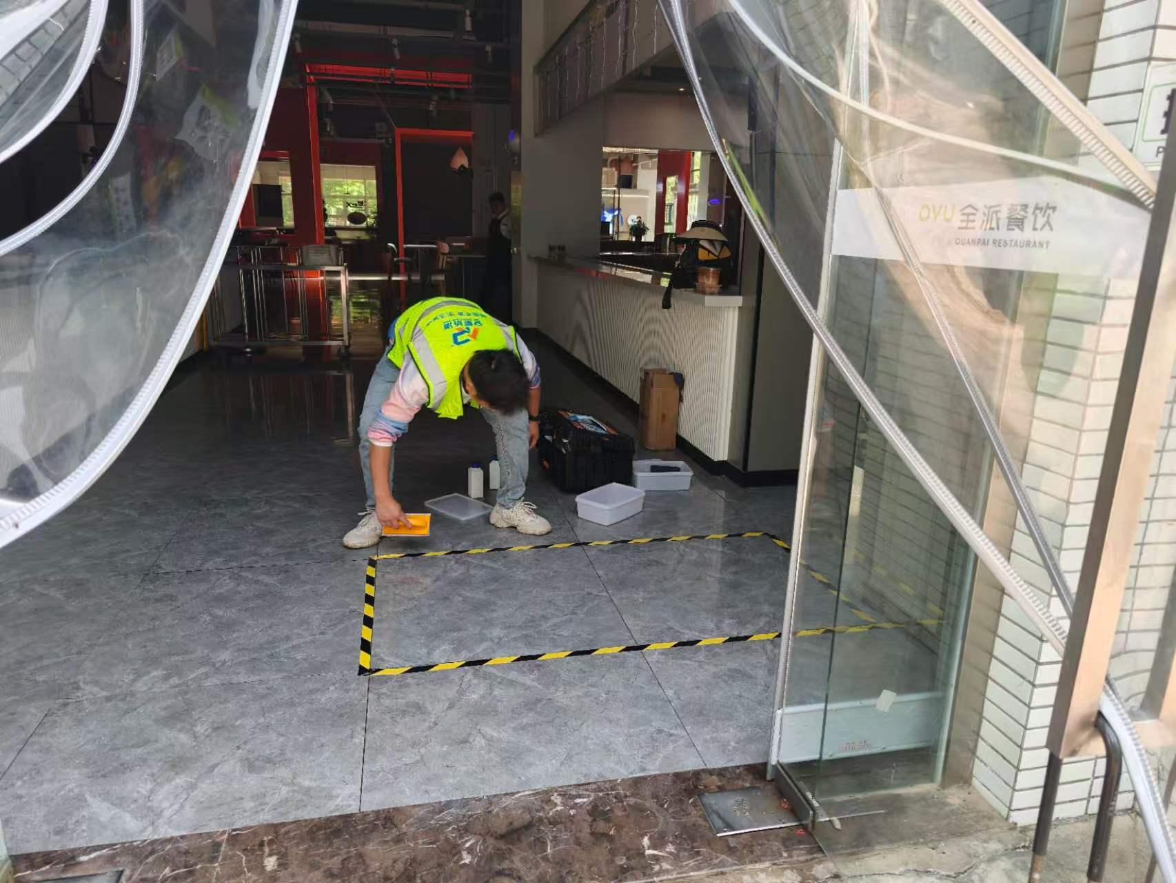 龙眼餐厅地面防滑施工现场